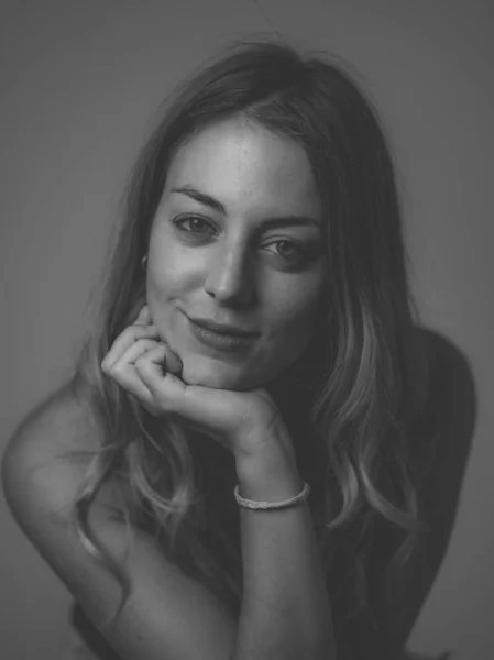 Lukk Opp Portrettet Vakker Kvinne Som Ser Sensuell Studiobilde Blond – stockfoto