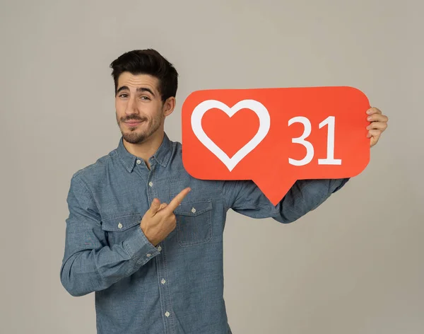 Attraktiver Mann Mit Herz Symbol Für Likes Und Liebe Social — Stockfoto