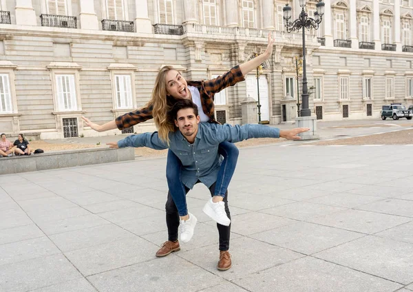 Mladí Šťastní Přátelé Turistický Pár Baví Při Cestování Romantický Výlet — Stock fotografie