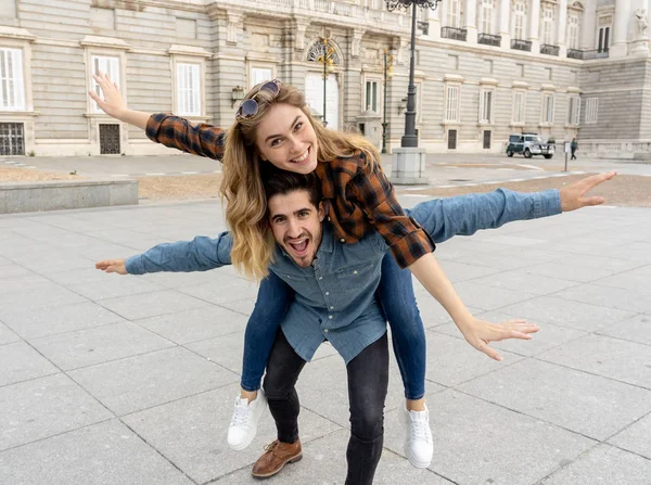 Jonge Gelukkige Vrienden Toeristisch Koppel Hebben Plezier Tijdens Een Romantische — Stockfoto