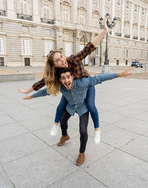 Unga Glada Vänner Turist Par Har Roligt När Reser Romantisk — Stockfoto