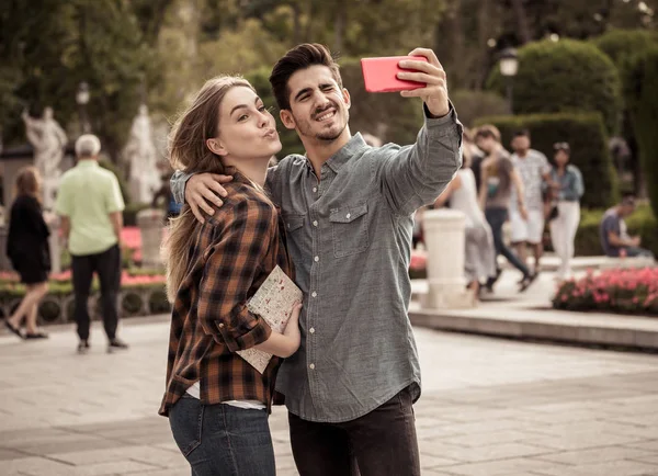 Hermosos Amigos Pareja Turistas Enamorados Tomar Selfies Atardecer Mientras Caminan —  Fotos de Stock