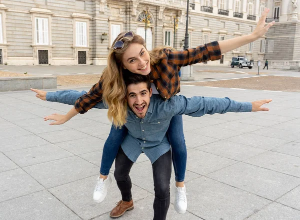 Unga Glada Vänner Turist Par Har Roligt När Reser Romantisk — Stockfoto