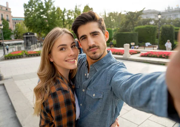 Güzel Arkadaşlar Birbirine Aşık Turist Çiftler Gün Batımında Selfie Çekerken — Stok fotoğraf
