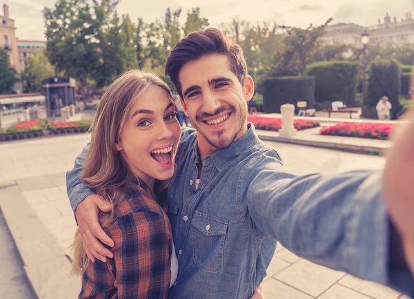 Hermosos Amigos Pareja Turistas Enamorados Tomar Selfies Atardecer Mientras Caminan —  Fotos de Stock