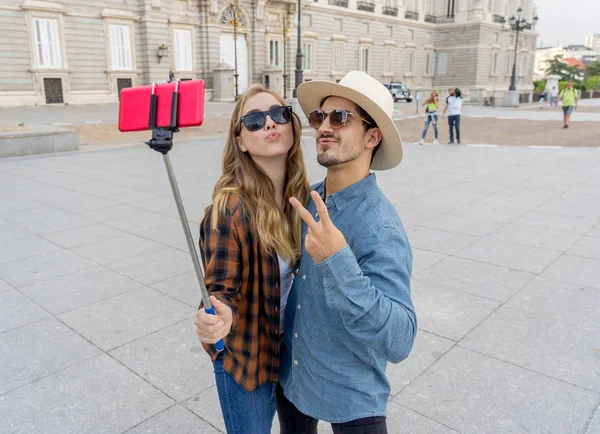 Krásné Přátele Turistický Pár Lásce Brát Selfies Při Západu Slunce — Stock fotografie