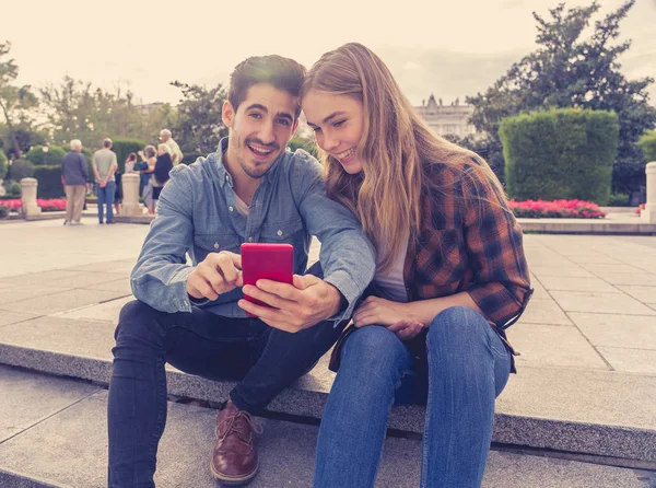 Joven Pareja Turistas Consultando Línea Guía Viaje Blog Web Teléfono —  Fotos de Stock