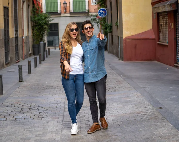 Giovane Coppia Innamorata Che Cammina Strada Tenendosi Mano Divertendosi Viaggiare — Foto Stock