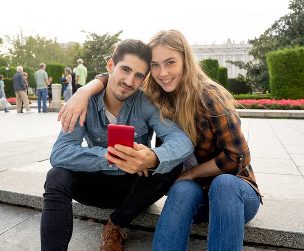 Joven Pareja Turistas Consultando Línea Guía Viaje Blog Web Teléfono —  Fotos de Stock