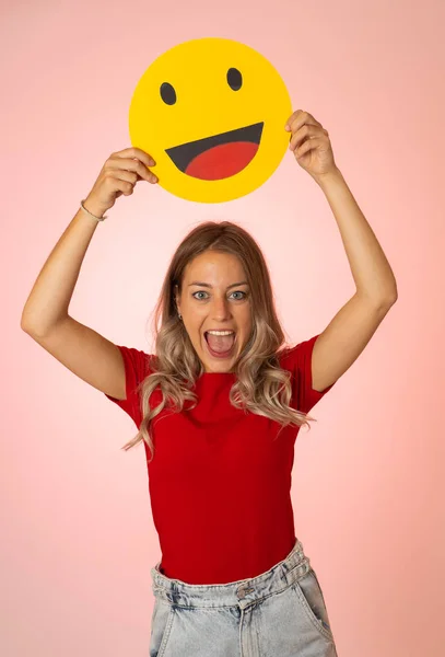 Attraktiv Ung Kvinna Som Håller Glad Ansikte Emoticon Ikon Glada — Stockfoto