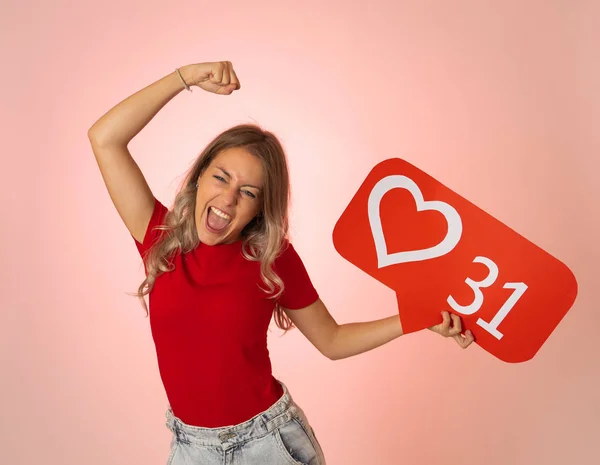 Attraktiv Kvinna Som Håller Hjärtat Symbol För Liknande Och Älskar — Stockfoto