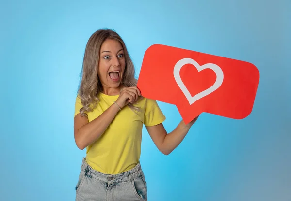 Aantrekkelijke Vrouw Met Hart Symbool Van Liefde Social Media Notificatie — Stockfoto