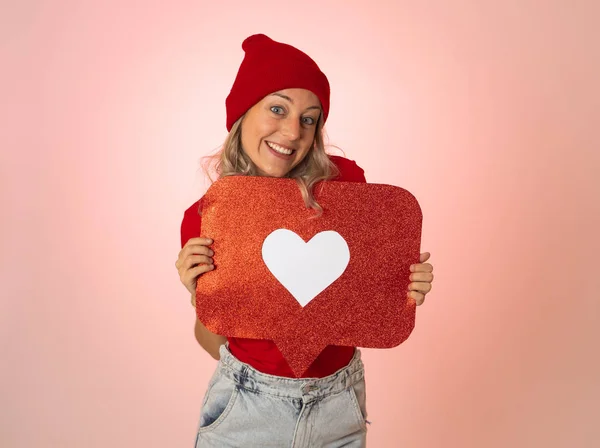 Atraktivní Žena Drží Srdce Symbol Jako Milují Sociální Média Oznámení — Stock fotografie