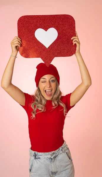 Attraktiv Kvinna Som Håller Hjärtat Symbol För Liknande Och Älskar — Stockfoto
