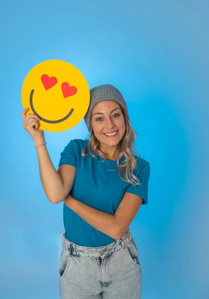 Mujer Joven Atractiva Sosteniendo Corazón Ojos Amor Cara Emoji Sentirse —  Fotos de Stock