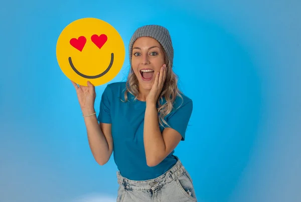 Aantrekkelijke Jonge Vrouw Met Een Hearts Eyes Love Gezicht Emoji — Stockfoto