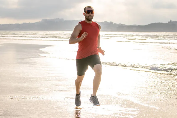 Спортсмен Бегает Бегает Тренируется Спортивной Одежде Пляже Закате Фитнес Модель — стоковое фото