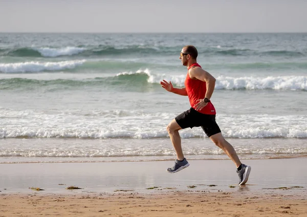 Atlet Runner Man Running Tävlar Och Tränar Sportkläder Stranden Vid — Stockfoto