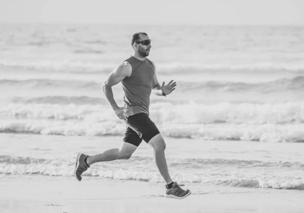 Atlet Runner Man Running Tävlar Och Tränar Sportkläder Stranden Vid — Stockfoto