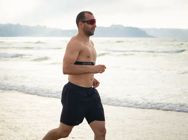 Sport Fitness Man Med Pulsmätare Som Körs Stranden Med Smart — Stockfoto