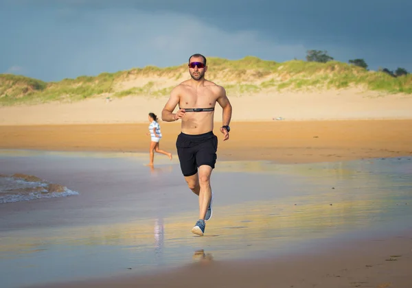 Sport Fitness Man Med Pulsmätare Som Körs Stranden Med Smart — Stockfoto