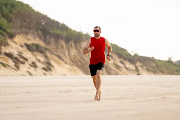 Atlet Löpare Kör Barfota Stranden Vid Solnedgången Sport Man Fitness — Stockfoto