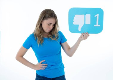 Sosyal medyada mutsuz olmanın ve internet saplantısı, sosyal ağ bilgilendirme ikonları, siber zorbalık ve teknoloji iletişiminde reddedilmenin sembolünü taşıyan çekici mutsuz genç bir kadın..