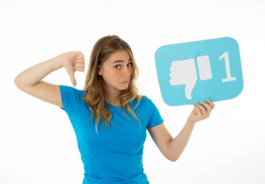 Sosyal medyada mutsuz olmanın ve internet saplantısı, sosyal ağ bilgilendirme ikonları, siber zorbalık ve teknoloji iletişiminde reddedilmenin sembolünü taşıyan çekici mutsuz genç bir kadın..