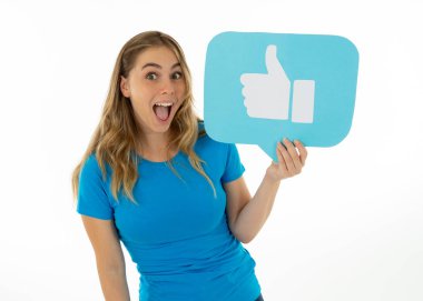 Elinde sembolik sosyal medya bildirim ikonu gibi bir şey tutan güzel genç bir kadın takipçilerden online yorumlarını, blogunu veya işini sevmelerini istiyor. İnternet saplantısı, ağ kurma ve teknoloji bağlantılarında.