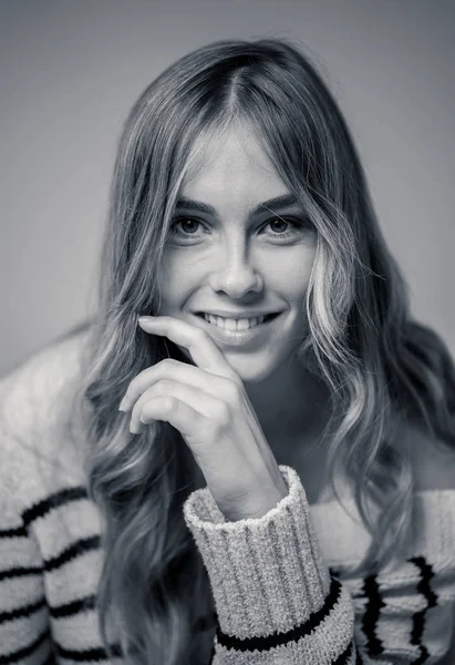 Retrato Mulher Adolescente Com Pele Perfeita Cabelo Loiro Longo Que — Fotografia de Stock