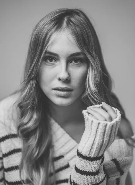 Retrato Mulher Adolescente Com Pele Perfeita Cabelo Loiro Longo Que — Fotografia de Stock