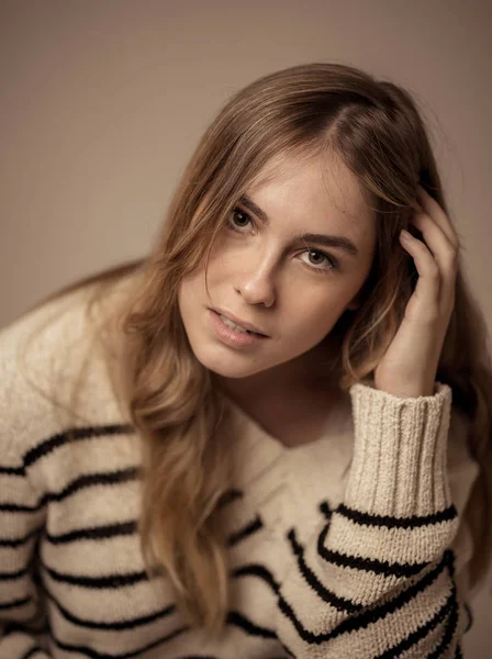 Retrato Mulher Adolescente Com Pele Perfeita Cabelo Loiro Longo Que — Fotografia de Stock