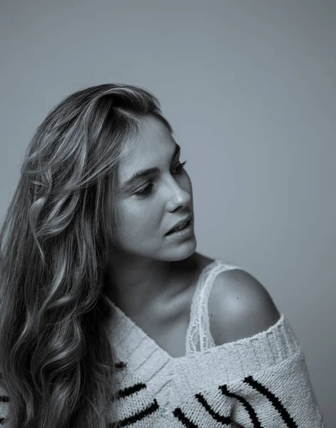 Retrato Mujer Adolescente Con Piel Perfecta Cabello Largo Rubio Que —  Fotos de Stock