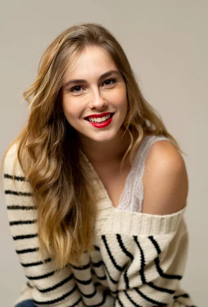 Retrato Mulher Adolescente Com Pele Perfeita Cabelo Loiro Longo Que — Fotografia de Stock