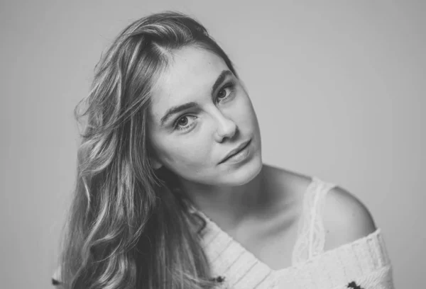 Porträtt Tonårskvinna Med Perfekt Hud Och Långt Blont Hår Som — Stockfoto