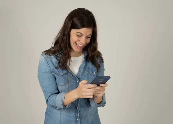 Jovem Feliz Celular Olhando Chocado Aplicativo Mídia Social Namoro Local — Fotografia de Stock