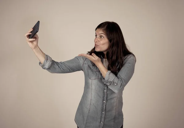 Στιγμιότυπο Στούντιο Της Νέας Ελκυστική Γυναίκα Λήψη Selfie Βίντεο Chatting — Φωτογραφία Αρχείου
