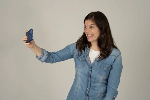 Studio Záběr Mladé Atraktivní Žena Která Selfie Nebo Video Chatování — Stock fotografie
