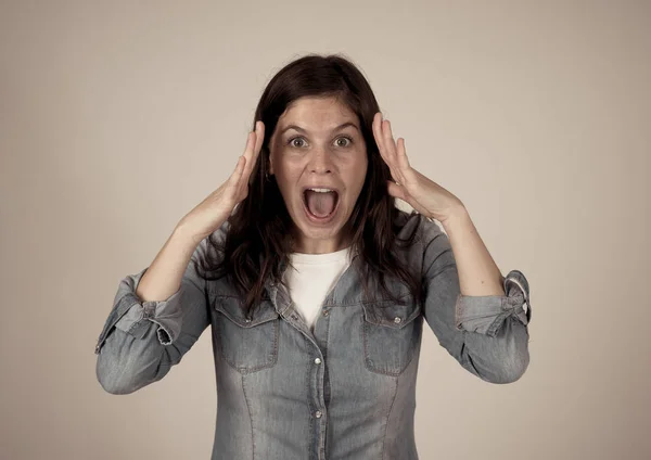 Emociones Expresiones Humanas Retrato Una Hermosa Mujer Conmocionada Escuchando Noticias — Foto de Stock