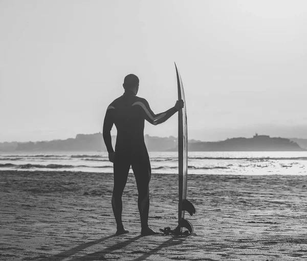 Vista Traseira Atleta Surfista Com Prancha Surf Praia Pôr Sol — Fotografia de Stock