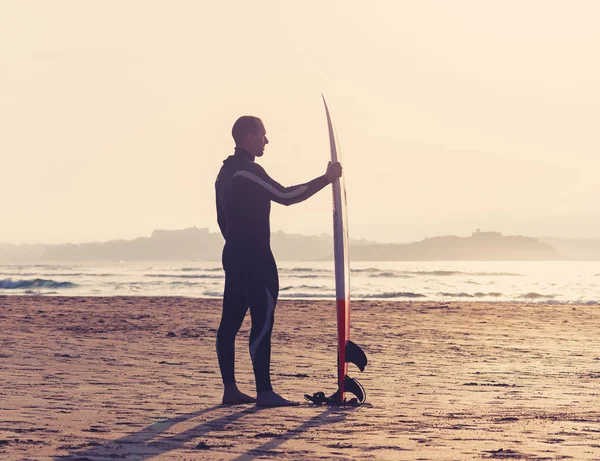 Rear View Strong Surfer Surfboard Beach Sunset Sunrise Silhouette Surf — Stock Photo, Image