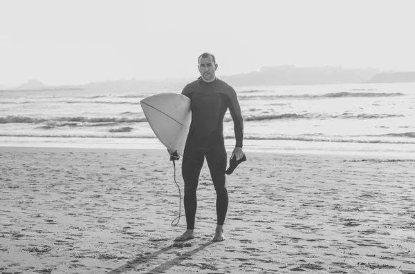 Fuerte Surfista Con Tabla Surf Playa Surfeando Atardecer Amanecer Silueta —  Fotos de Stock