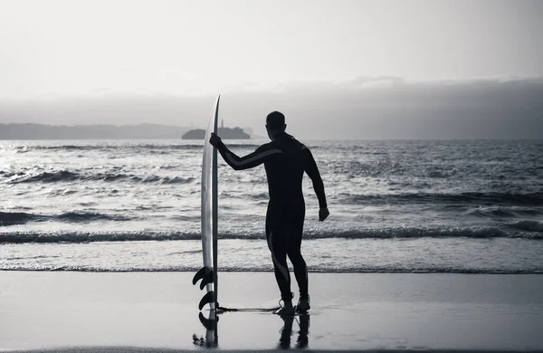 Silhouette Del Surfista Con Tavola Surf Piedi Prima Dopo Surf — Foto Stock