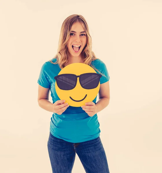 Attractive Fashion Teenager Woman Holding Cool Face Emoji Social Media — Stock Photo, Image