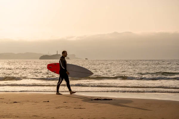 Surfer Walking Surfboard Seashore Beach Sunset Sunrise Silhouette Surf Man — Stock Photo, Image