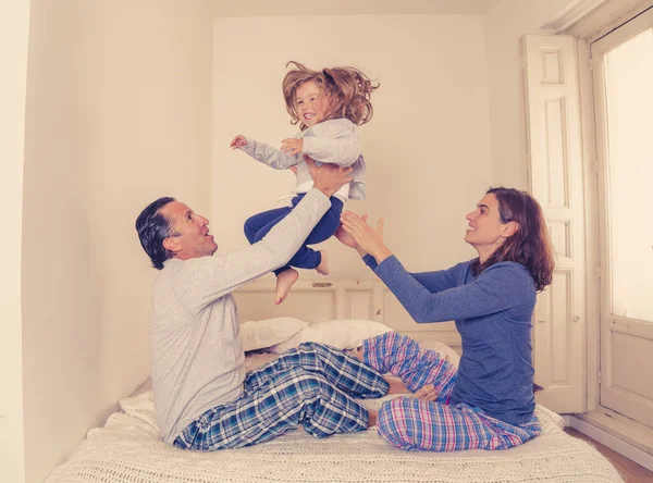 快乐的家庭和教育观念 母亲和可爱的女儿在床上拥抱 欢笑在一起 漂亮的小女孩和爸爸妈妈在一起很开心 — 图库照片