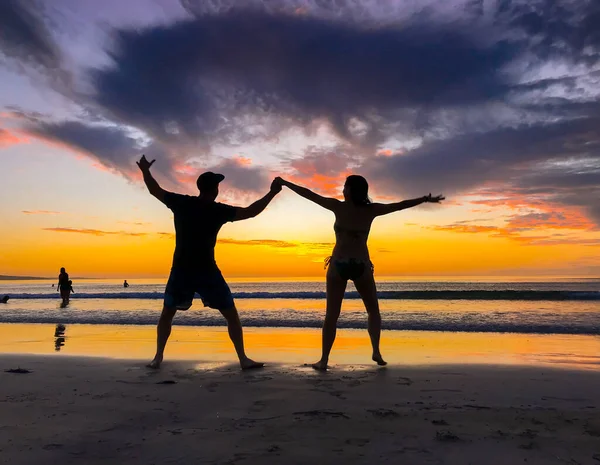 Silhouette Coppia Innamorata Sentirsi Liberi Durante Luna Miele Tramonto Spettacolare — Foto Stock