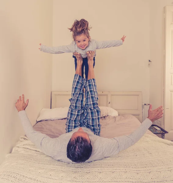 Mutlu Bir Aile Baba Tatlı Bir Kız Evde Sarılıyor Birlikte — Stok fotoğraf