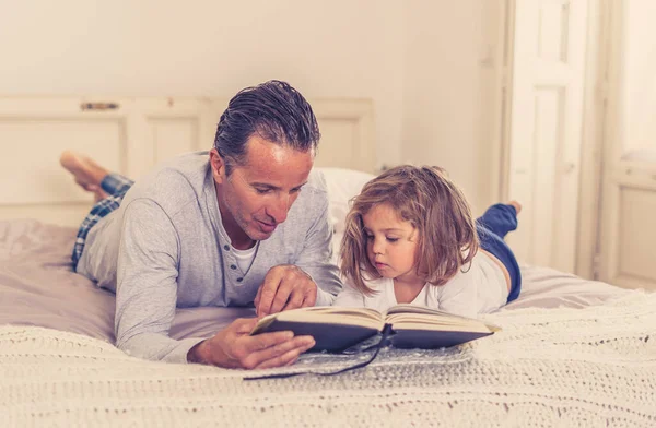 Батько Молода Донька Читають Книжку Разом Стиль Життя Зображення Щасливого — стокове фото