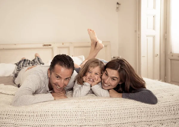 Retrato Estilo Vida Hermosa Familia Feliz Relajarse Pasar Tiempo Juntos — Foto de Stock